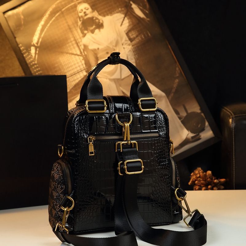 Rucsac dama elegant matlasat negru cu detalii aurii