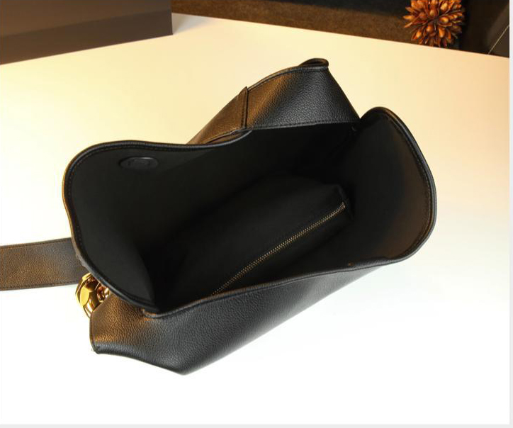 Geanta dama Elara Chain hobo din piele naturala cu pouch detasabil