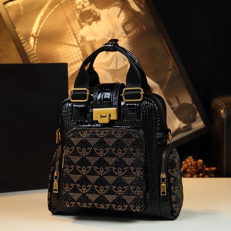 Rucsac dama elegant matlasat negru cu detalii aurii